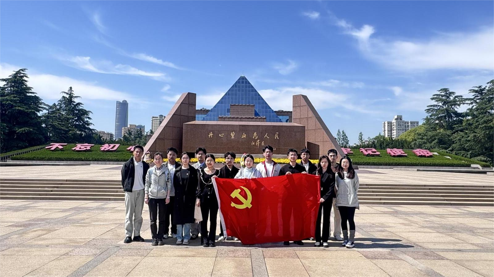支部同志在纪念碑前合影留念
